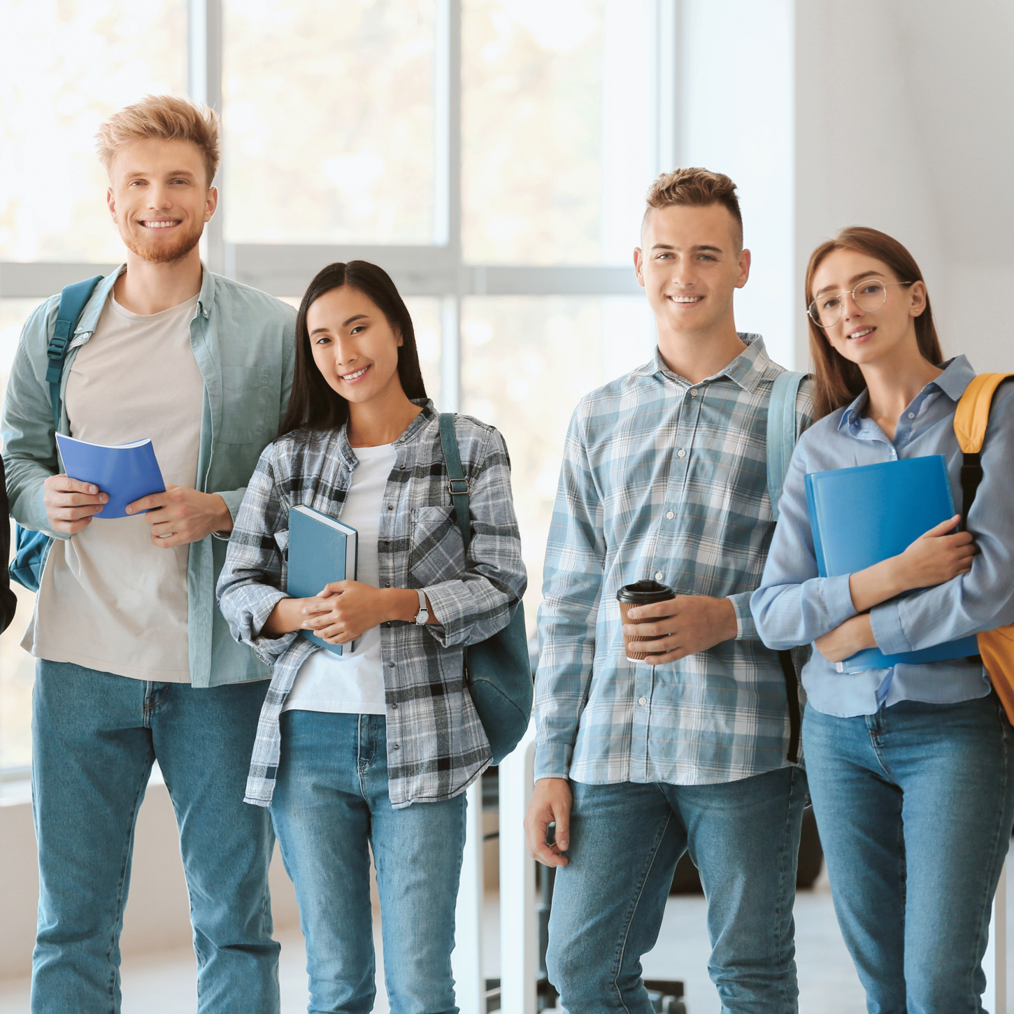 Vier Studenten auf dem Weg zum Studium